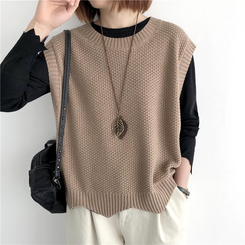 Dameærmeløs bluse med rund hals, blødt stof, tilgængelig i farverne abrikos, kaffe, sort, blå, lys khaki