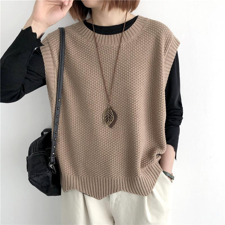 Dameærmeløs bluse med rund hals, blødt stof, tilgængelig i farverne abrikos, kaffe, sort, blå, lys khaki