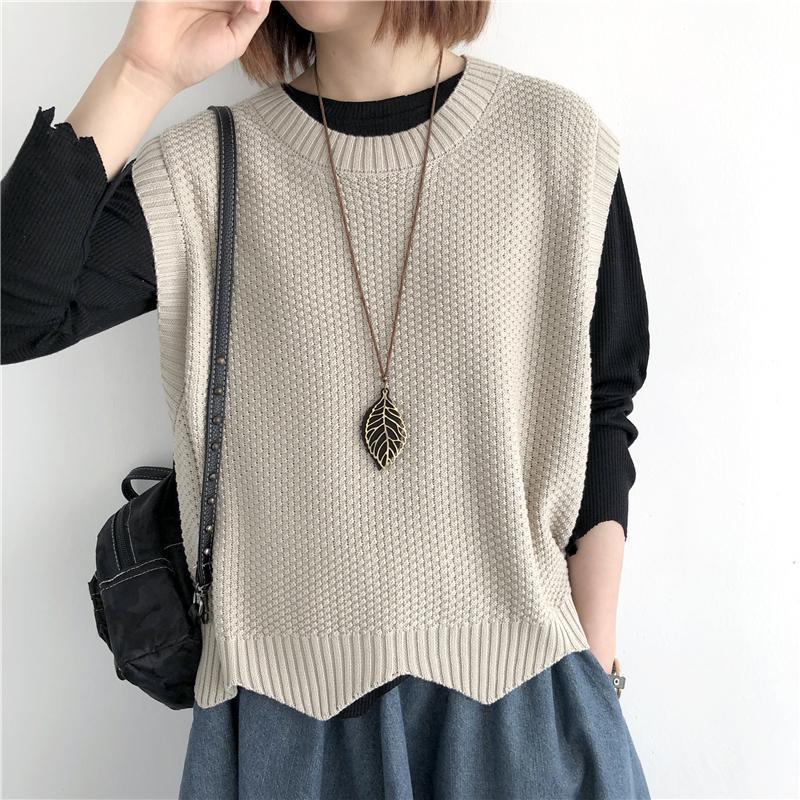 Dameærmeløs bluse med rund hals, blødt stof, tilgængelig i farverne abrikos, kaffe, sort, blå, lys khaki