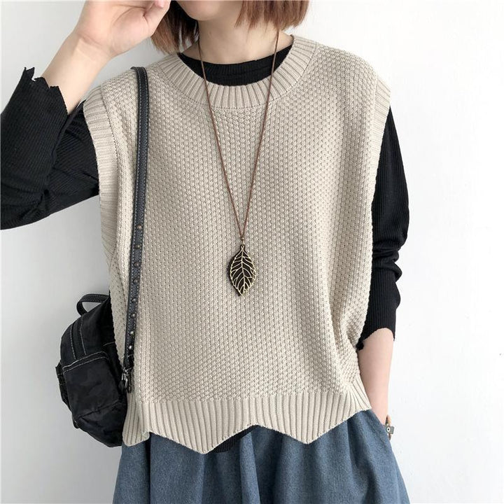 Dameærmeløs bluse med rund hals, blødt stof, tilgængelig i farverne abrikos, kaffe, sort, blå, lys khaki