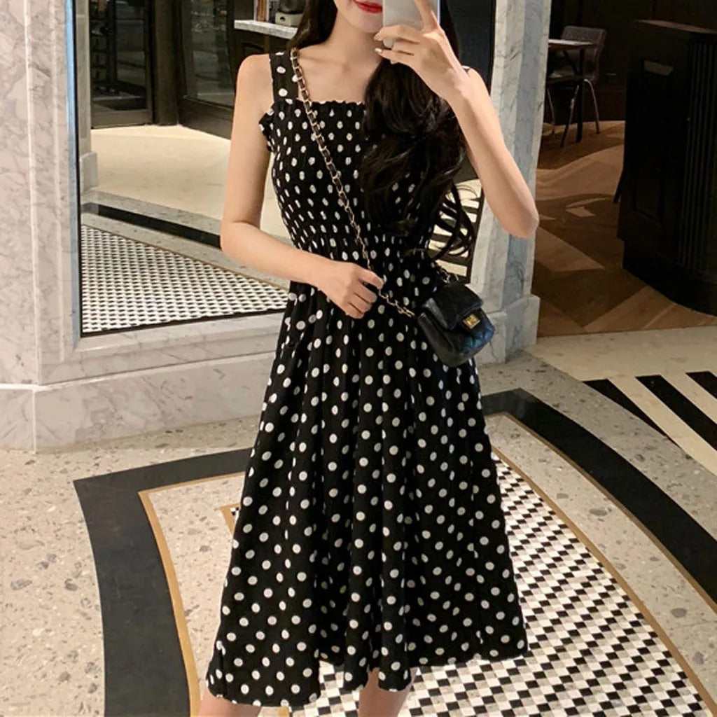 Dame ærmeløs casual kjole med polka dot mønster, let, luftig og elegant, perfekt til sommerstil.