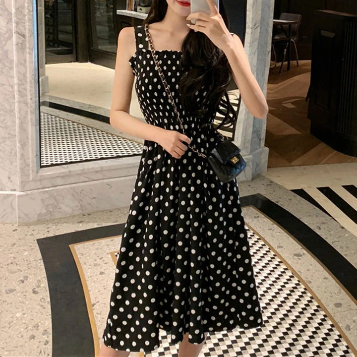 Dame ærmeløs casual kjole med polka dot mønster, let, luftig og elegant, perfekt til sommerstil.