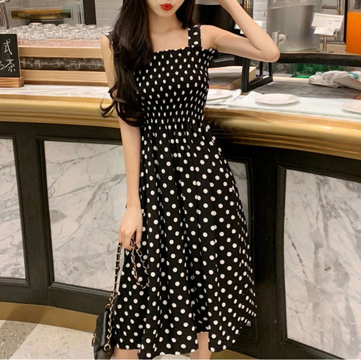 Dame ærmeløs casual kjole med polka dot mønster, let, luftig og elegant, perfekt til sommerstil.