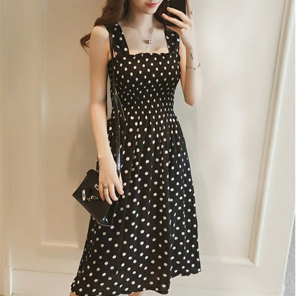 Dame ærmeløs casual kjole med polka dot mønster, let, luftig og elegant, perfekt til sommerstil.