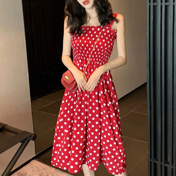 Dame ærmeløs casual kjole med polka dot mønster, let, luftig og elegant, perfekt til sommerstil.