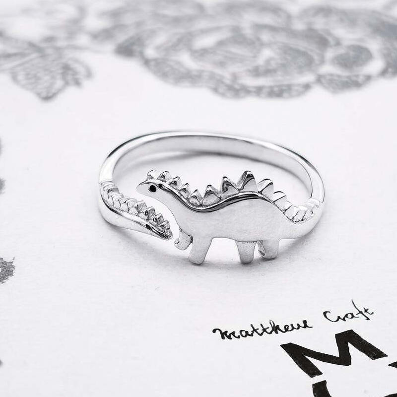 Dame sølv dinosaurussring med hvidguldbelægning, tilgængelig med Tyranno eller Tricera-motiver, stilfuld og legesyg.