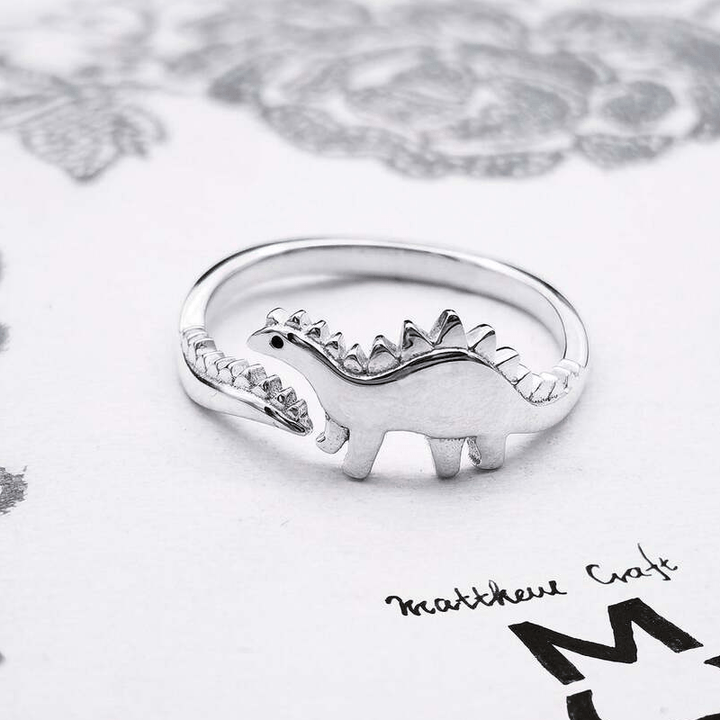Dame sølv dinosaurussring med hvidguldbelægning, tilgængelig med Tyranno eller Tricera-motiver, stilfuld og legesyg.