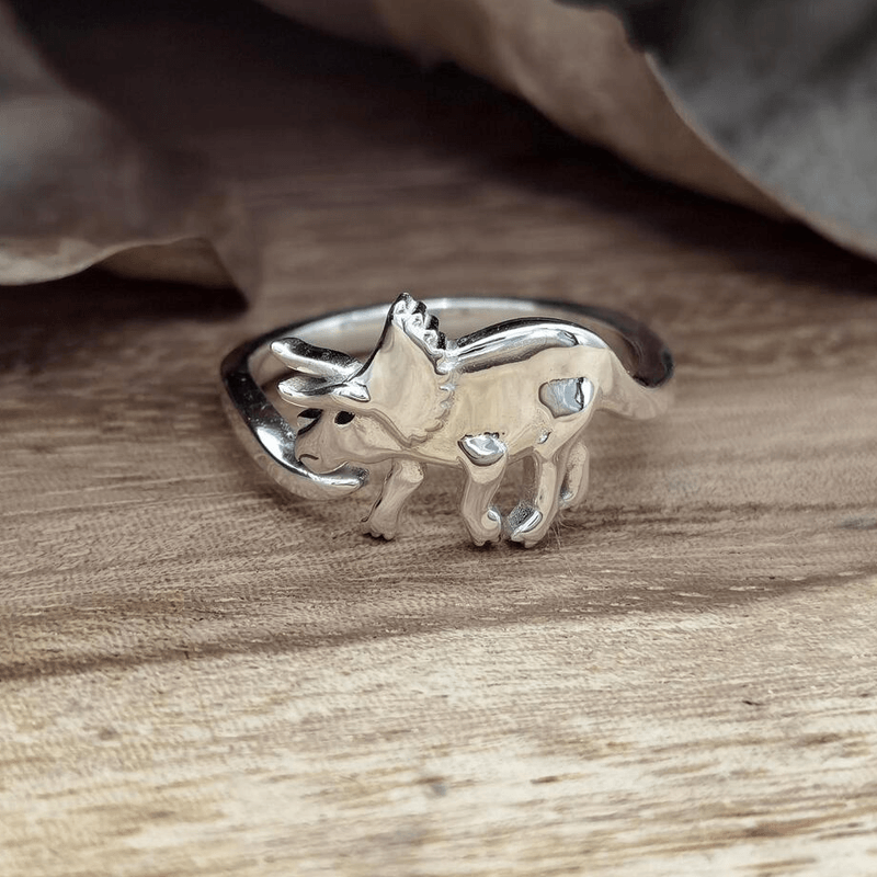 Dame sølv dinosaurussring med hvidguldbelægning, tilgængelig med Tyranno eller Tricera-motiver, stilfuld og legesyg.