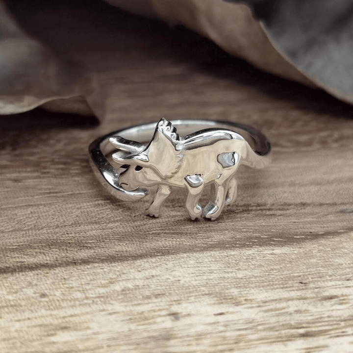 Dame sølv dinosaurussring med hvidguldbelægning, tilgængelig med Tyranno eller Tricera-motiver, stilfuld og legesyg.