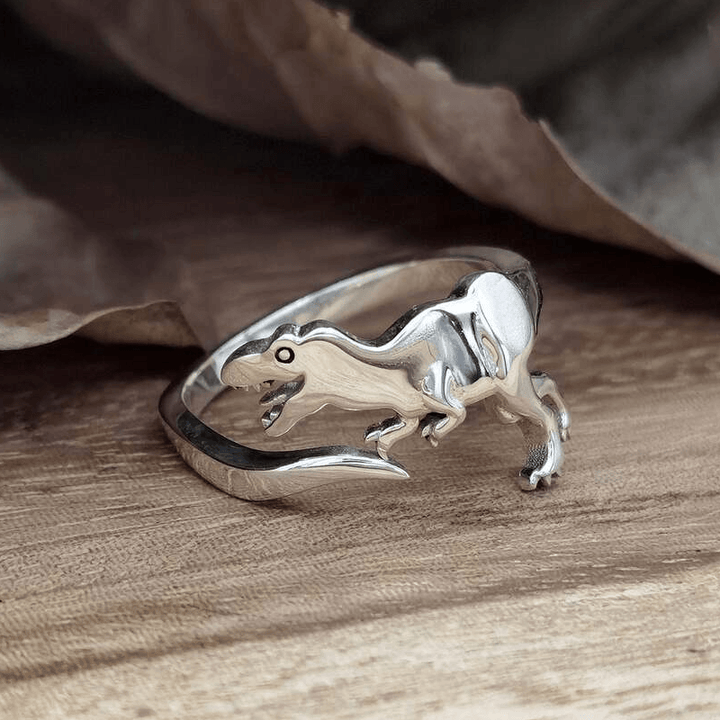 Dame sølv dinosaurussring med hvidguldbelægning, tilgængelig med Tyranno eller Tricera-motiver, stilfuld og legesyg.