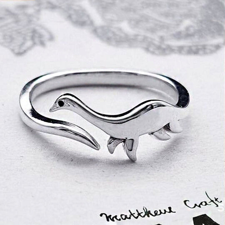Dame sølv dinosaurussring med hvidguldbelægning, tilgængelig med Tyranno eller Tricera-motiver, stilfuld og legesyg.