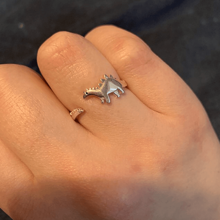 Dame sølv dinosaurussring med hvidguldbelægning, tilgængelig med Tyranno eller Tricera-motiver, stilfuld og legesyg.