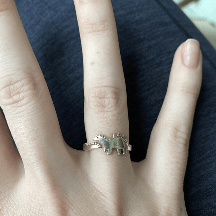 Dame sølv dinosaurussring med hvidguldbelægning, tilgængelig med Tyranno eller Tricera-motiver, stilfuld og legesyg.
