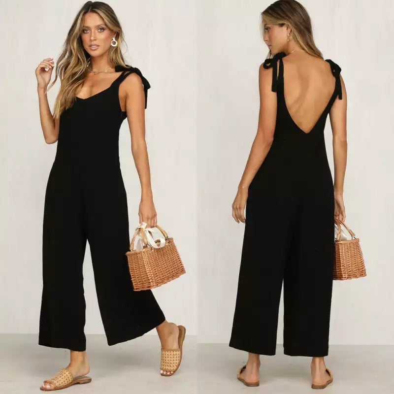 Dame jumpsuit forfra med vide ben og åben ryg, perfekt til sommeren.