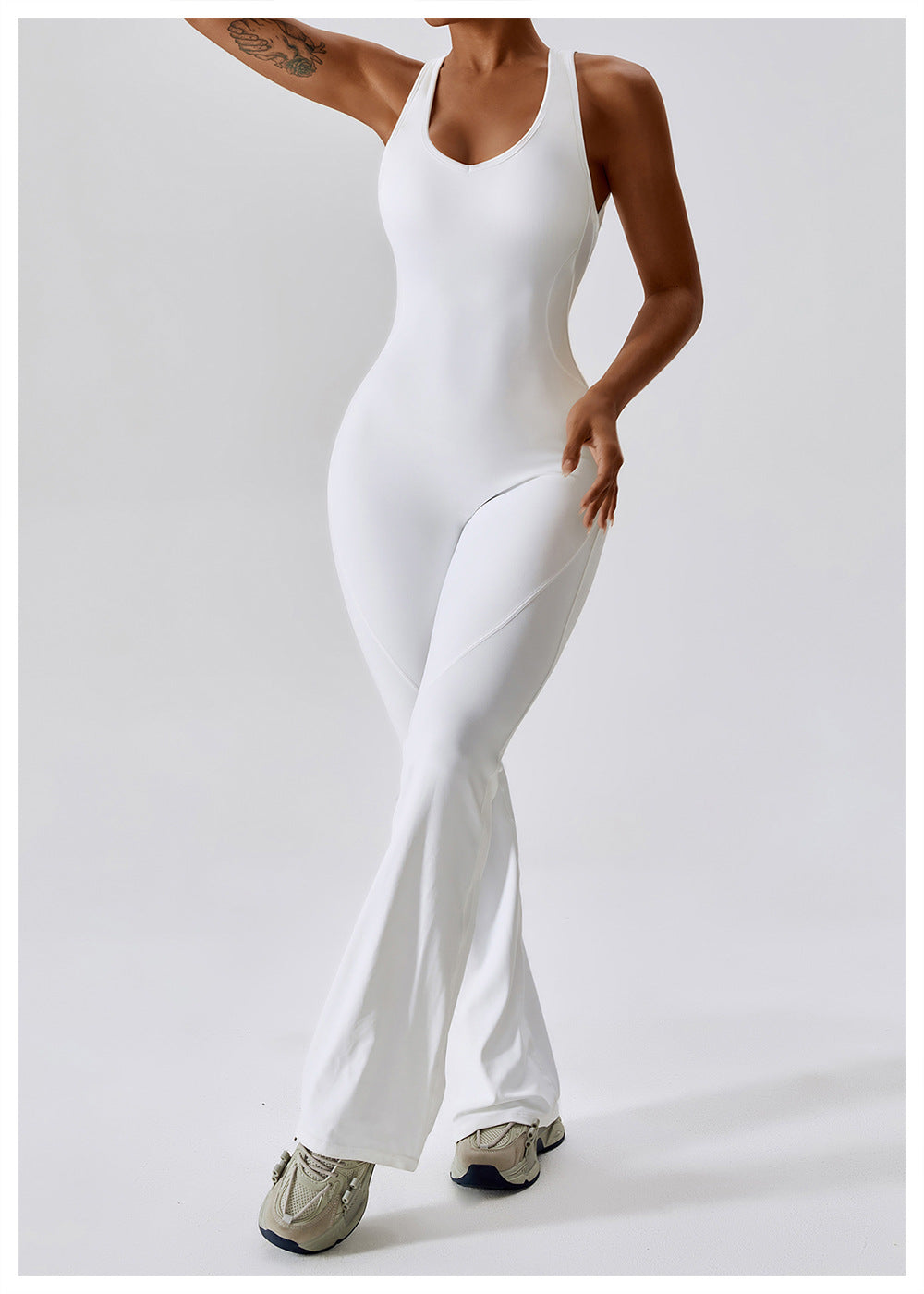 Dame jumpsuit med V-udskæring, formet, brun, tætsiddende silhuet, udtryksfuld og trendy til aktiv brug.