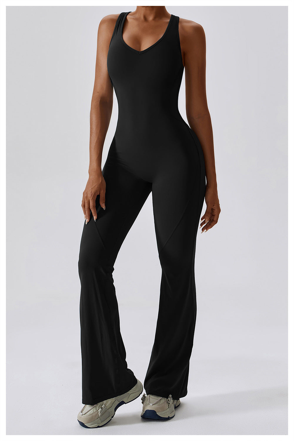 Dame jumpsuit med V-udskæring, formet, brun, tætsiddende silhuet, udtryksfuld og trendy til aktiv brug.