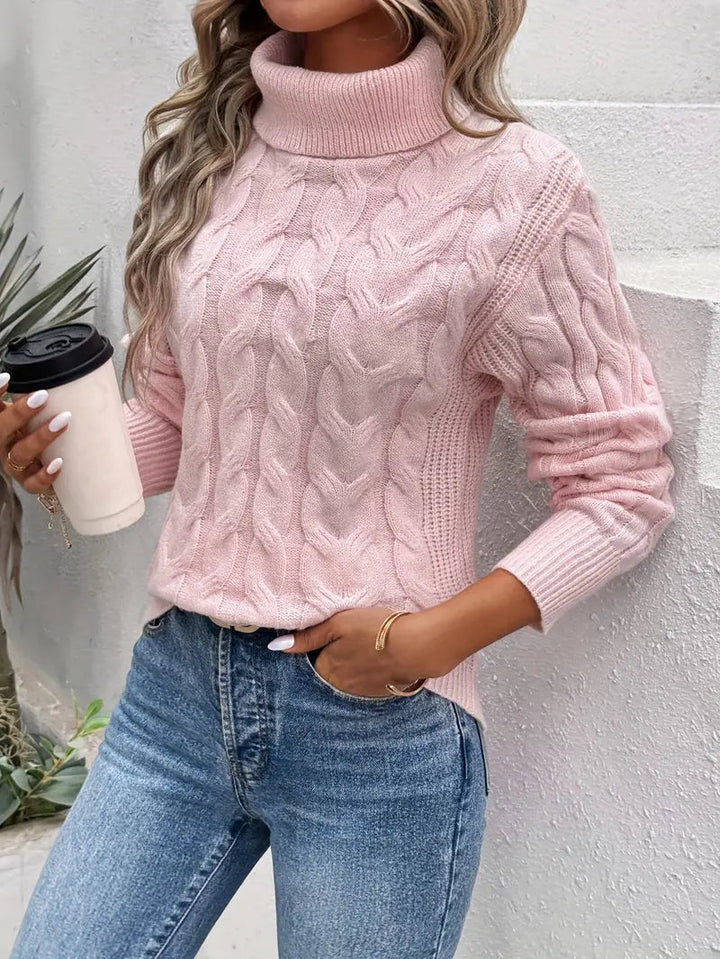 Dame striktrøje med høj hals og fletmønster, grå, alsidig til forskellige outfits.