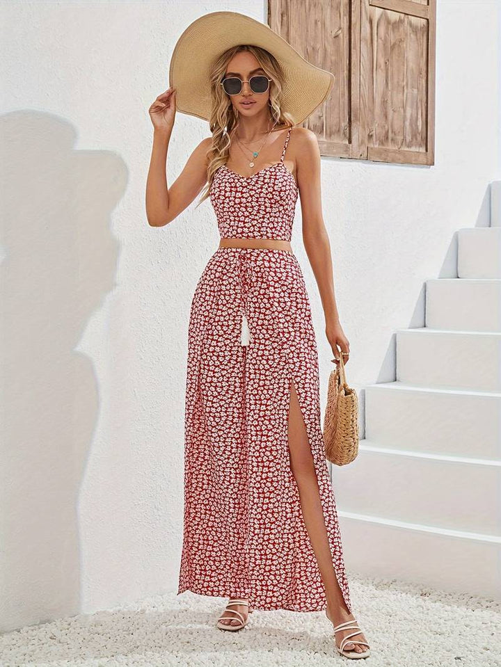 Dame todelt blomstret outfit i let stof med legende blomstermønster, perfekt til forår og sommer.