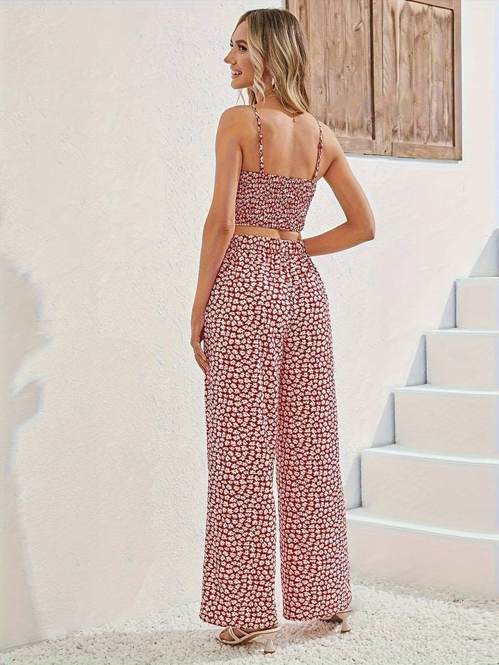 Dame todelt blomstret outfit i let stof med legende blomstermønster, perfekt til forår og sommer.
