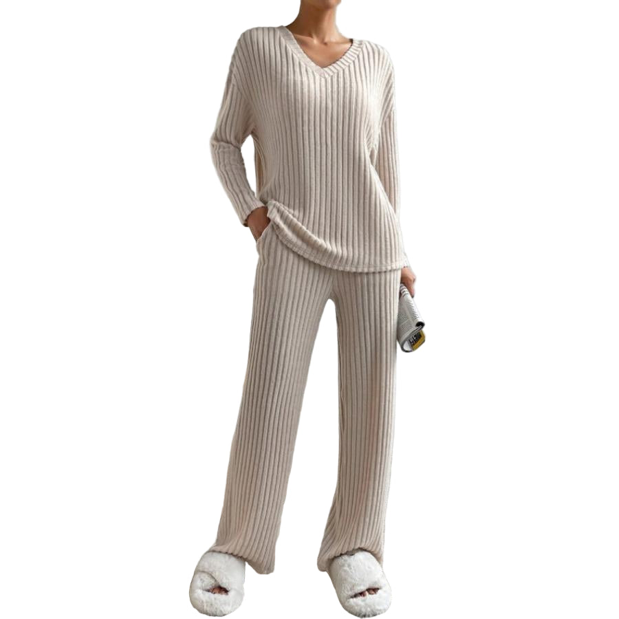Dame todelt strikkedragt, blød og afslappet, oversized top og kropsnære bukser, elegant look.