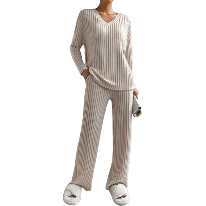 Dame todelt strikkedragt, blød og afslappet, oversized top og kropsnære bukser, elegant look.