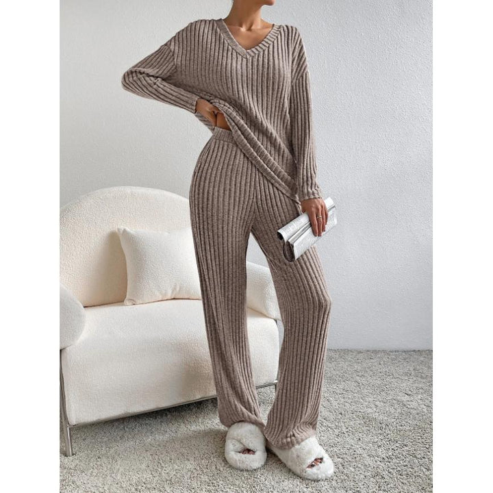 Dame todelt strikkedragt, blød og afslappet, oversized top og kropsnære bukser, elegant look.