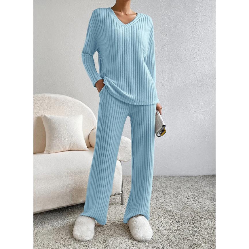 Dame todelt strikkedragt, blød og afslappet, oversized top og kropsnære bukser, elegant look.