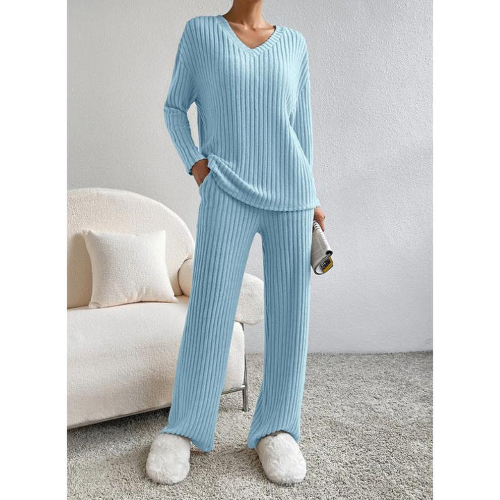 Dame todelt strikkedragt, blød og afslappet, oversized top og kropsnære bukser, elegant look.