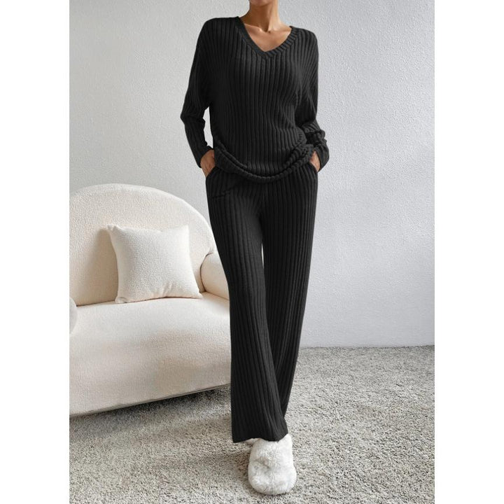 Dame todelt strikkedragt, blød og afslappet, oversized top og kropsnære bukser, elegant look.