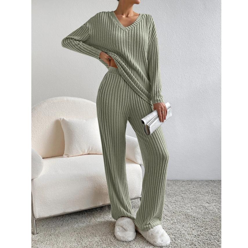 Dame todelt strikkedragt, blød og afslappet, oversized top og kropsnære bukser, elegant look.