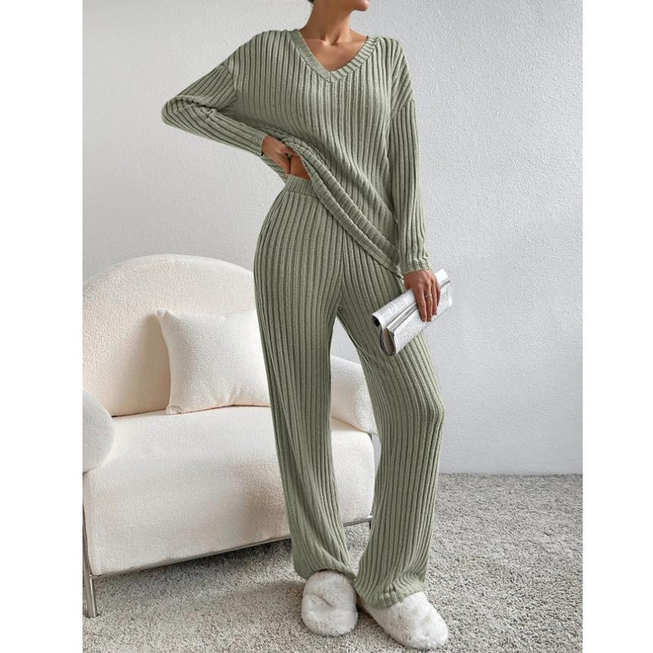 Dame todelt strikkedragt, blød og afslappet, oversized top og kropsnære bukser, elegant look.