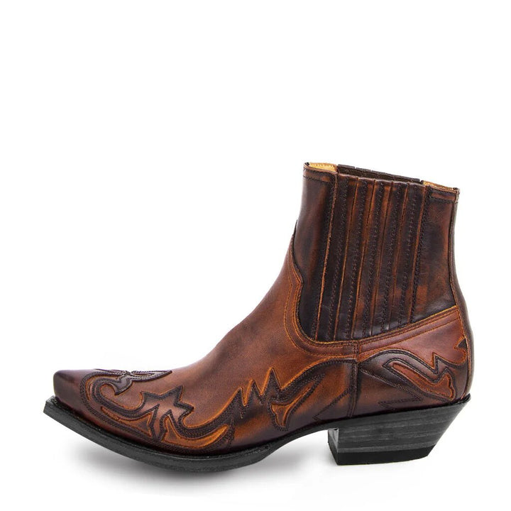 Naisten keinonahkaiset cowboysaappaat, lännen tyyli, ruskea väri, matala korko, koristeelliset saumat, sivukuva.