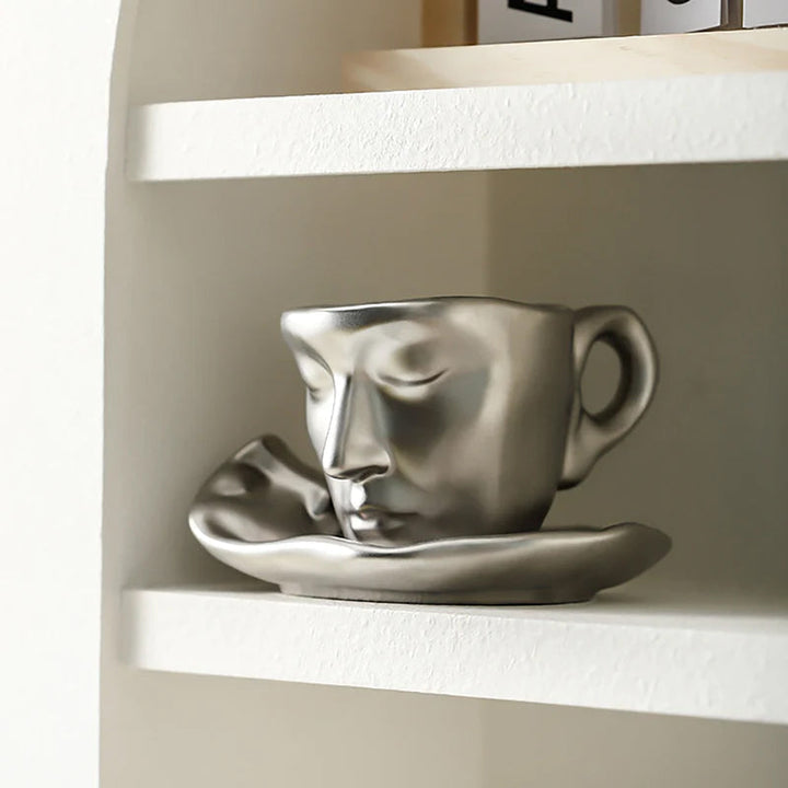 Damen keramikkrus med ansigt og subtil porcelænsdetalje, sølv-sort farve, elegant tilføjelse til køkkenet.