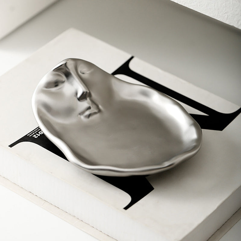 Damen keramikkrus med ansigt og subtil porcelænsdetalje, sølv-sort farve, elegant tilføjelse til køkkenet.