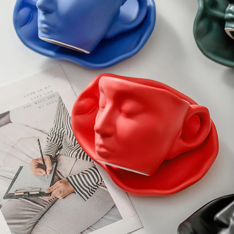 Damen keramikkrus med ansigt og subtil porcelænsdetalje, sølv-sort farve, elegant tilføjelse til køkkenet.