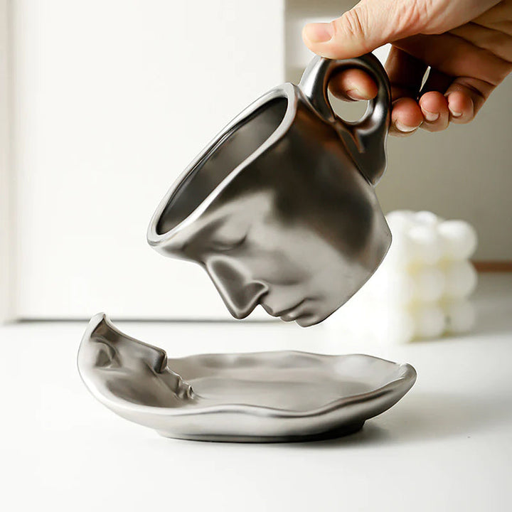 Damen keramikkrus med ansigt og subtil porcelænsdetalje, sølv-sort farve, elegant tilføjelse til køkkenet.