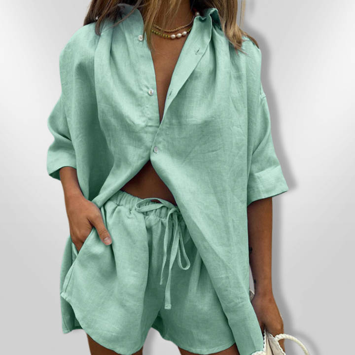 Dame sommeroutfit: Oversize skjorte og shorts, behageligt og stilfuldt look.