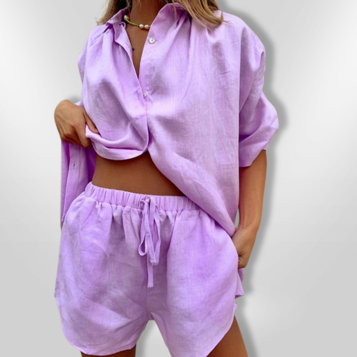 Dame sommeroutfit: Oversize skjorte og shorts, behageligt og stilfuldt look.