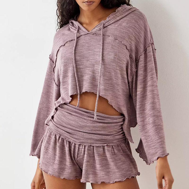 Dame sommersæt: kortærmet cropped top og højtaljede shorts til elegant sommerstil.