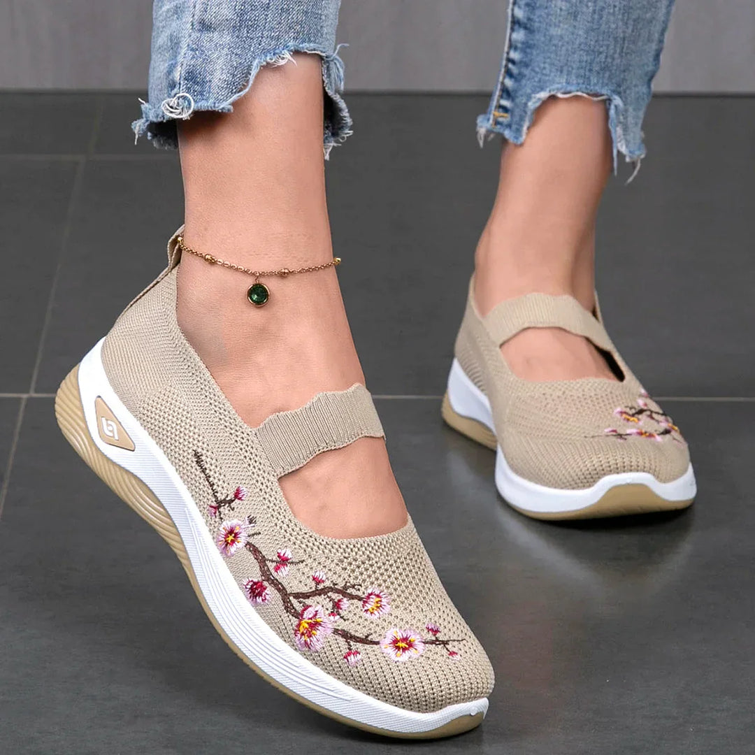 Dames komfortable sommer-sneakers med meshstof, åndbar, flad sål, sort farve, sporty look.