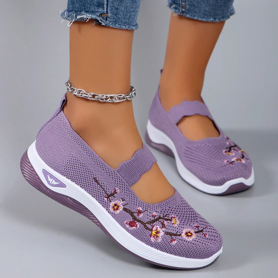 Dames komfortable sommer-sneakers med meshstof, åndbar, flad sål, sort farve, sporty look.