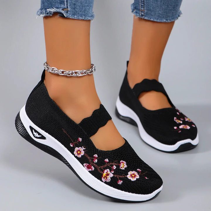 Dames komfortable sommer-sneakers med meshstof, åndbar, flad sål, sort farve, sporty look.