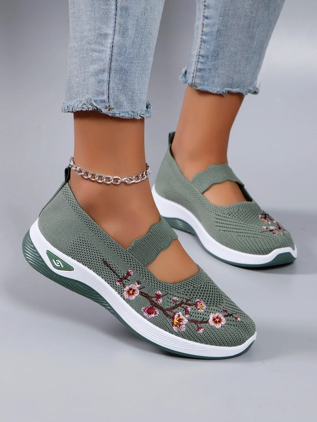 Dames komfortable sommer-sneakers med meshstof, åndbar, flad sål, sort farve, sporty look.