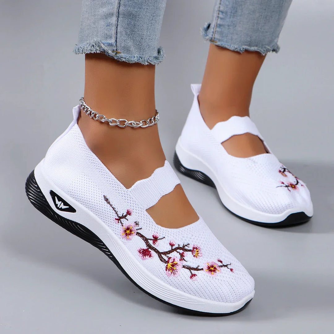 Dames komfortable sommer-sneakers med meshstof, åndbar, flad sål, sort farve, sporty look.