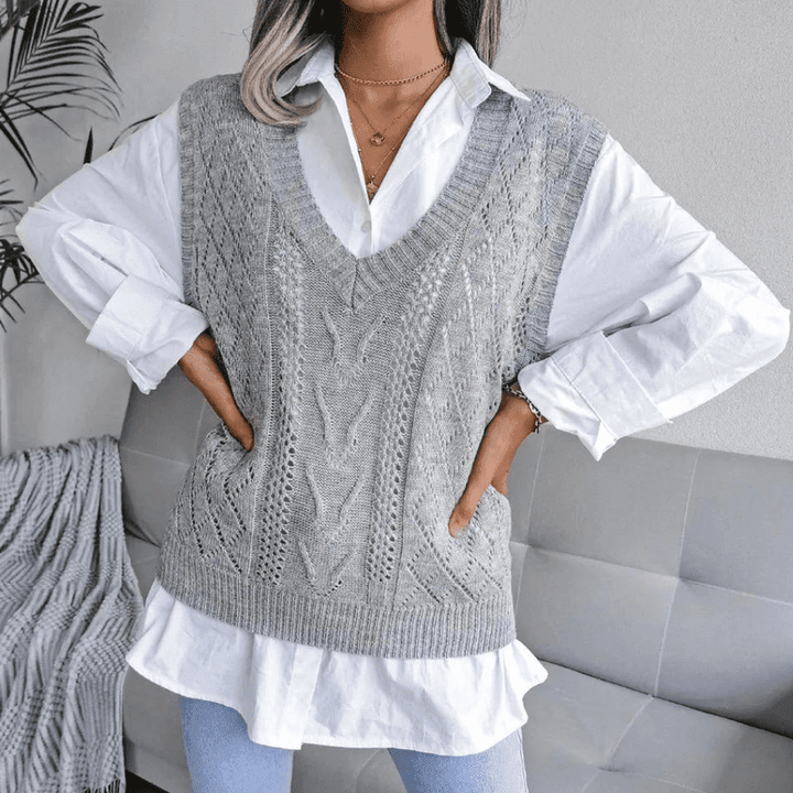 Dame let V-hals strikket vest med stilfuldt diamantmønster. Perfekt til lag-på-lag.