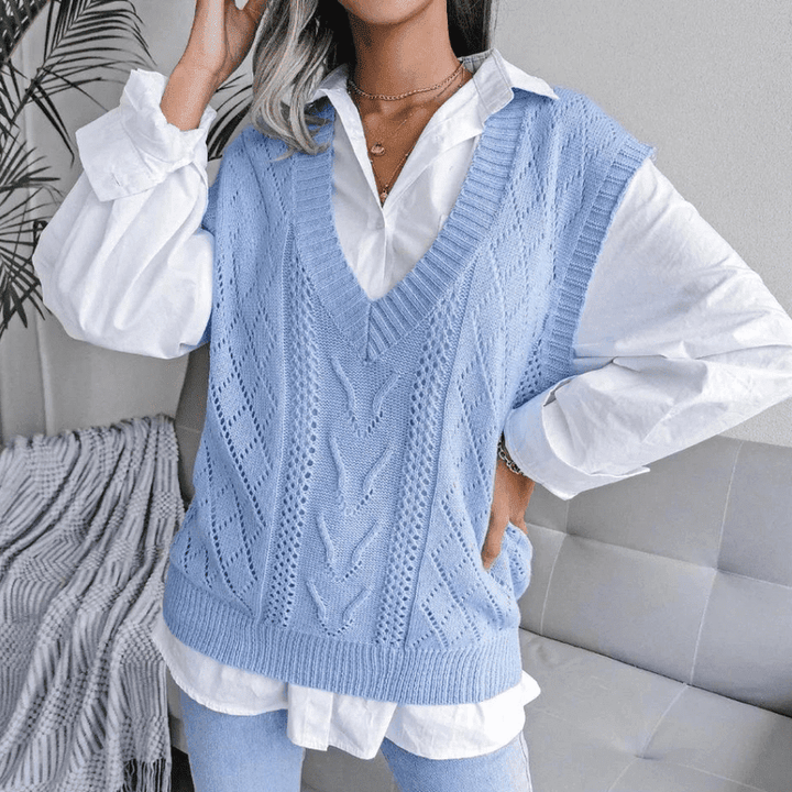 Dame let V-hals strikket vest med stilfuldt diamantmønster. Perfekt til lag-på-lag.
