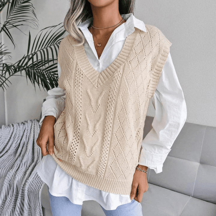 Dame let V-hals strikket vest med stilfuldt diamantmønster. Perfekt til lag-på-lag.