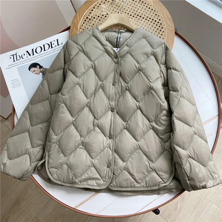 "Naisten kevyt kaulukseton puffer-takki, beige, syksyyn ja talveen, mukava ja moderni muotoilu, lämpöä arkeen."