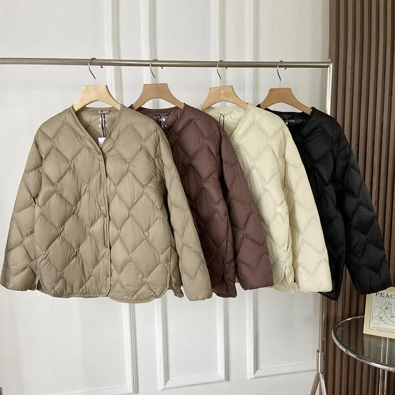 "Naisten kevyt kaulukseton puffer-takki, beige, syksyyn ja talveen, mukava ja moderni muotoilu, lämpöä arkeen."