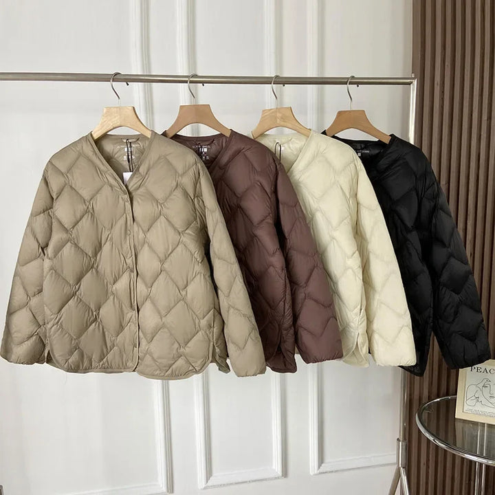 "Naisten kevyt kaulukseton puffer-takki, beige, syksyyn ja talveen, mukava ja moderni muotoilu, lämpöä arkeen."